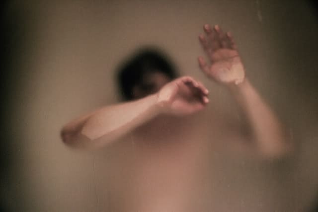 暑いのを我慢する男性